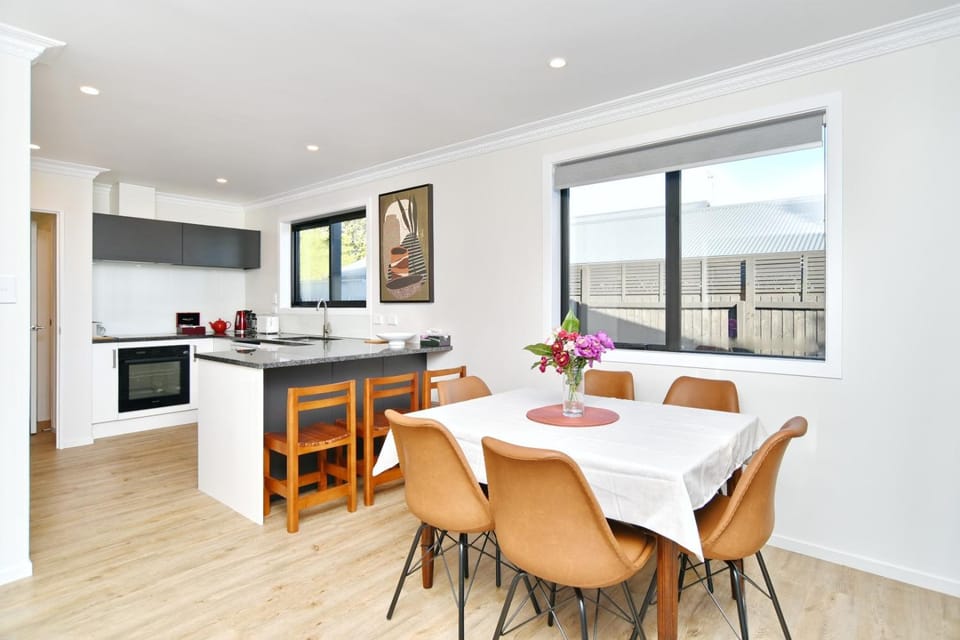 Kitchen or kitchenette, Seating area, Dining area