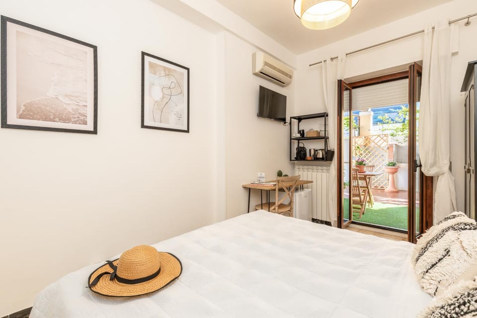 Bed, TV and multimedia, Photo of the whole room, Bedroom, towels, air conditioner