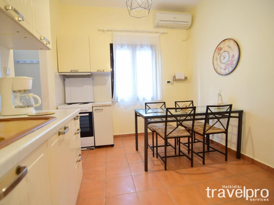 Kitchen or kitchenette, Dining area, oven, stove, air conditioner