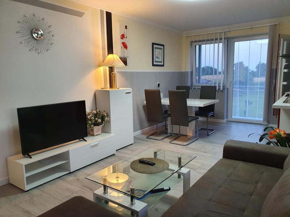 TV and multimedia, Living room, Seating area, Dining area