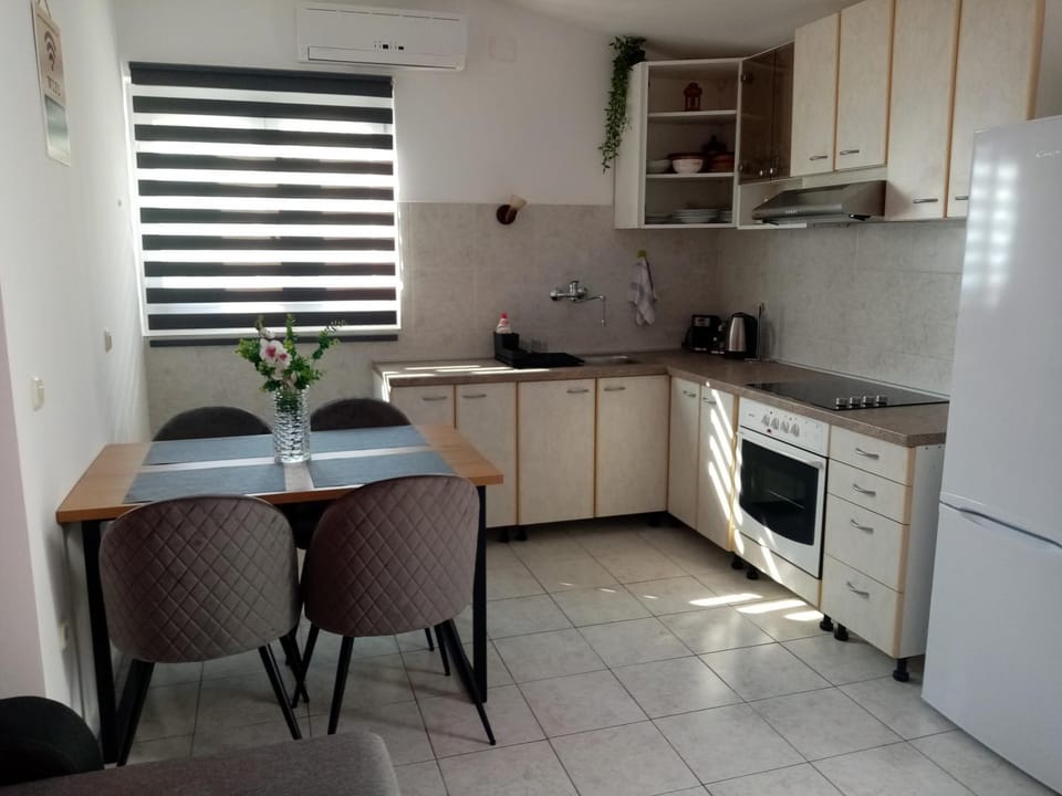 Kitchen or kitchenette, dishwasher, oven, toaster