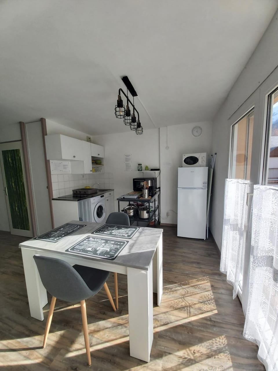 Kitchen or kitchenette, Dining area, oven, stove