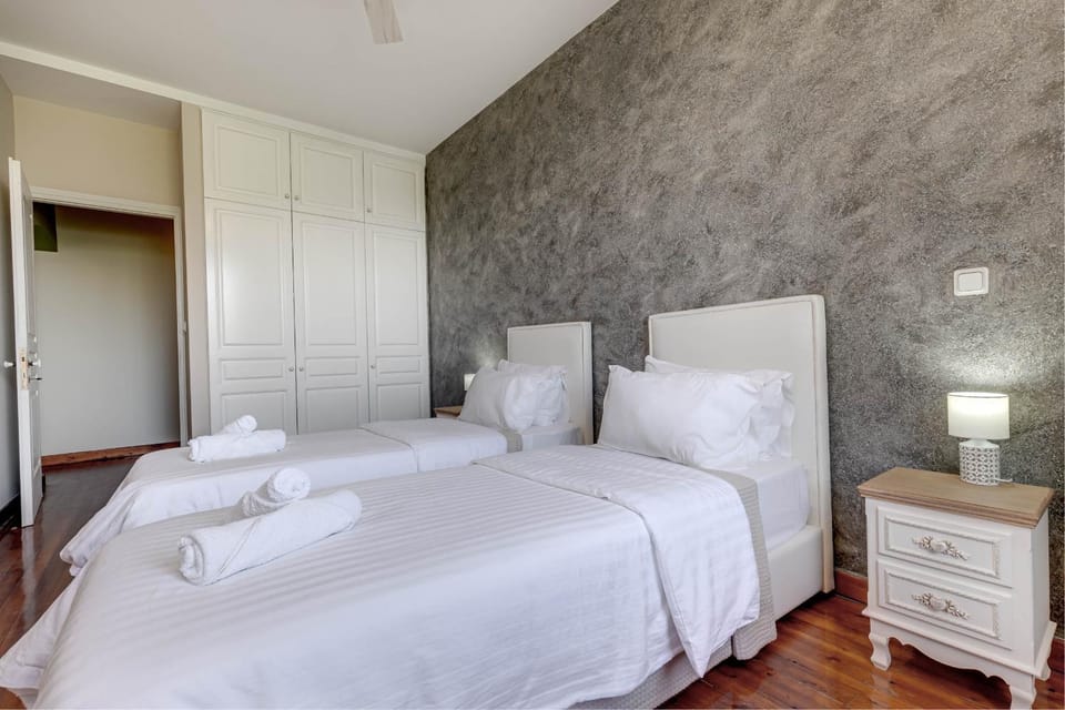 Photo of the whole room, Bedroom, wardrobe