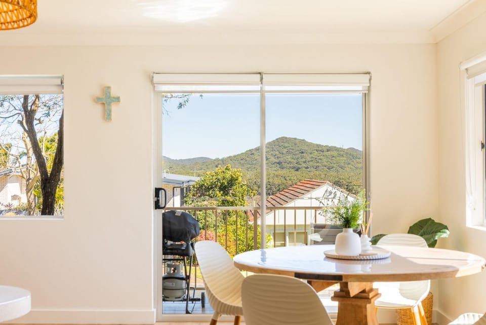Bay Getaway, 1, 65 Ronald Ave - recently renovated unit water views Apartment in Shoal Bay