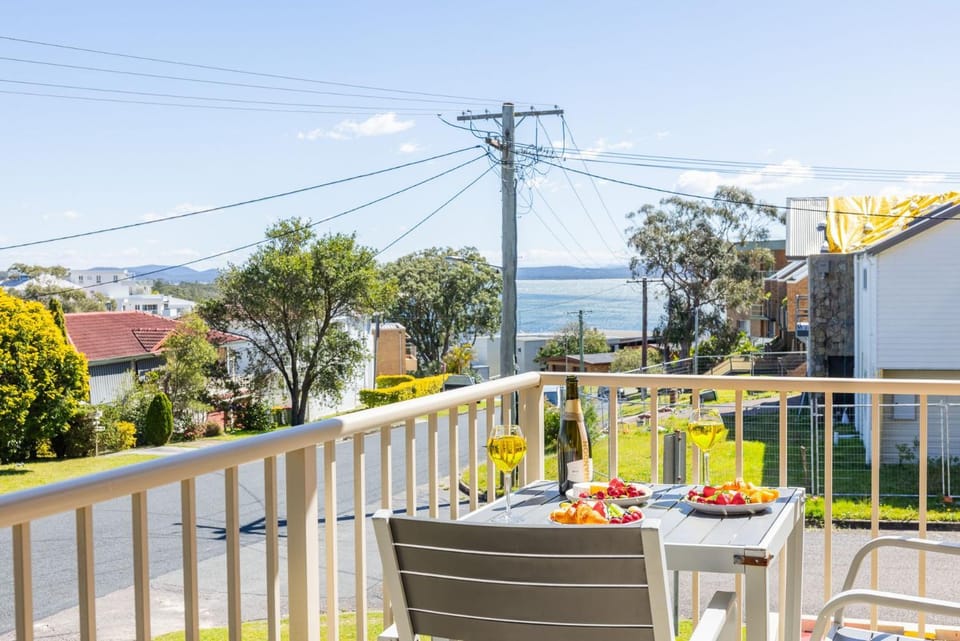 Bay Getaway, 1, 65 Ronald Ave - recently renovated unit water views Apartment in Shoal Bay
