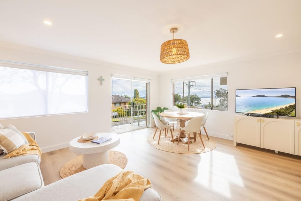 Bay Getaway, 1, 65 Ronald Ave - recently renovated unit water views Apartment in Shoal Bay