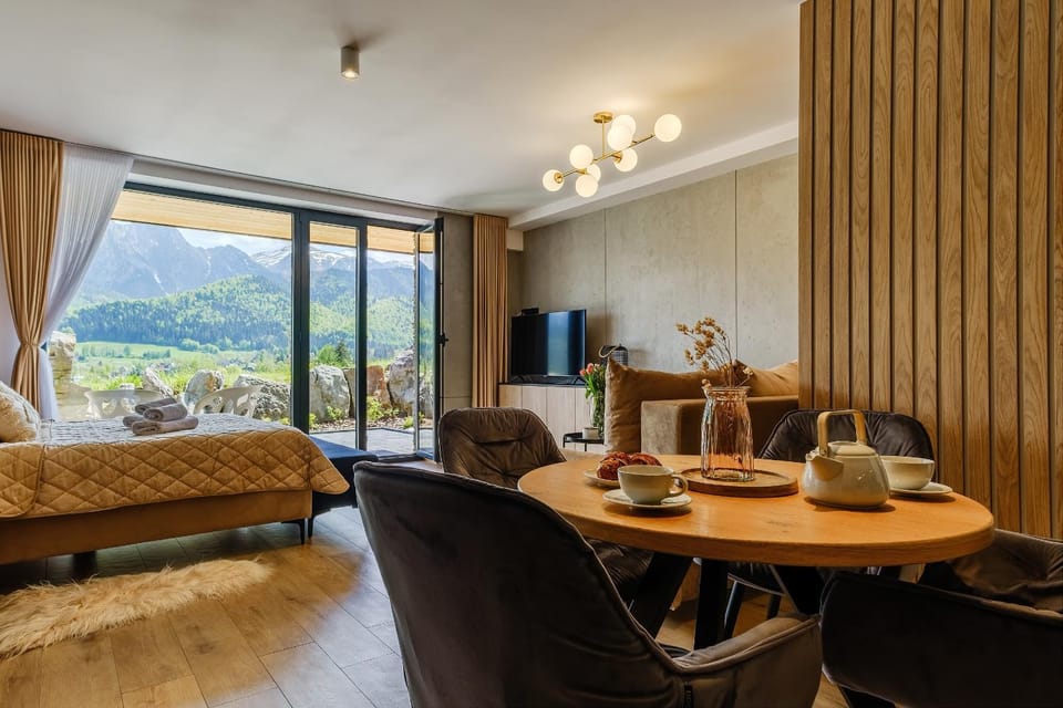 Living room, Seating area, Dining area, Mountain view