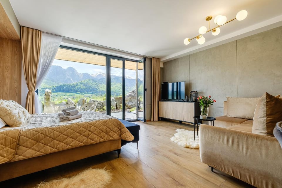 Bed, Natural landscape, TV and multimedia, Living room, Photo of the whole room, Seating area, Bedroom, Mountain view