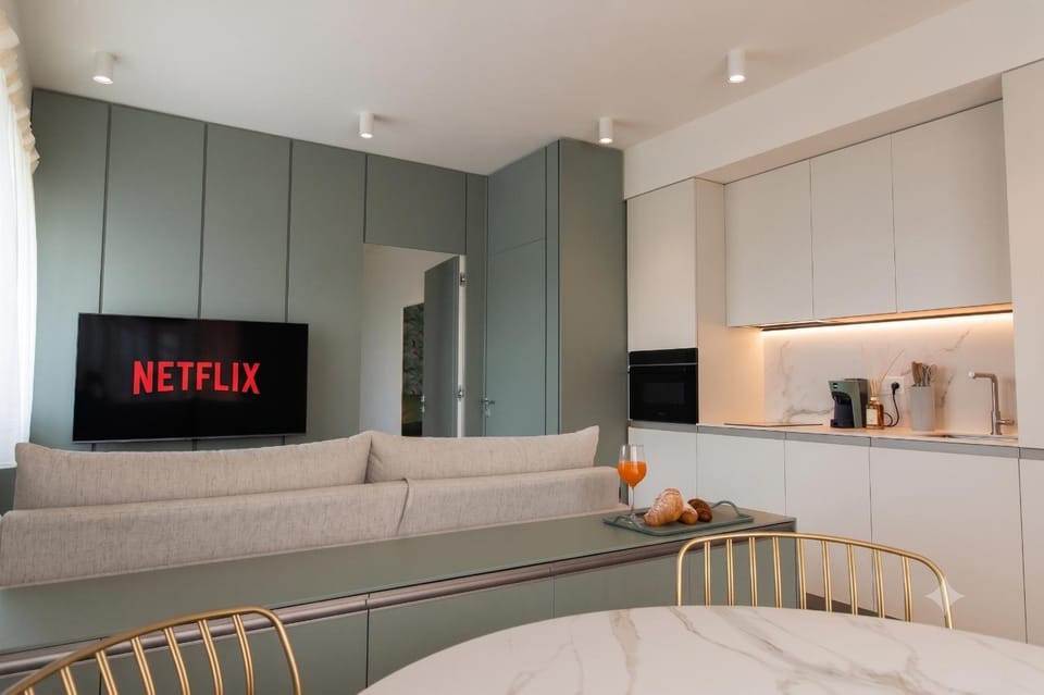 TV and multimedia, Kitchen or kitchenette, Living room, Seating area, Dining area