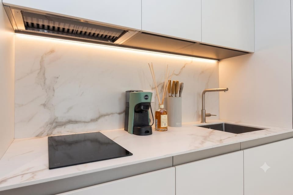 Coffee/tea facilities, Kitchen or kitchenette, stove