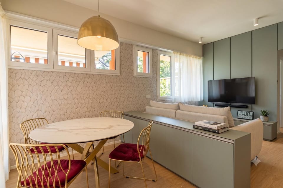 TV and multimedia, Kitchen or kitchenette, Living room, Seating area, Dining area