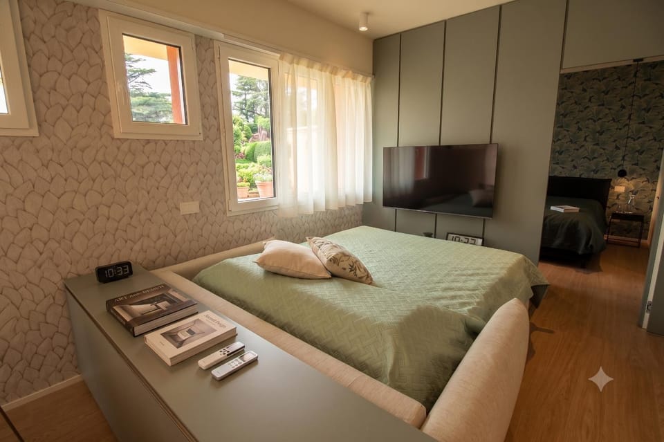 Bed, TV and multimedia, Living room, Seating area, Evening entertainment