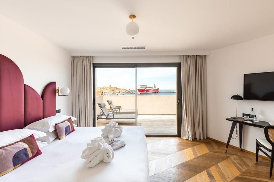 Bed, TV and multimedia, View (from property/room), Balcony/Terrace, Photo of the whole room, Sea view