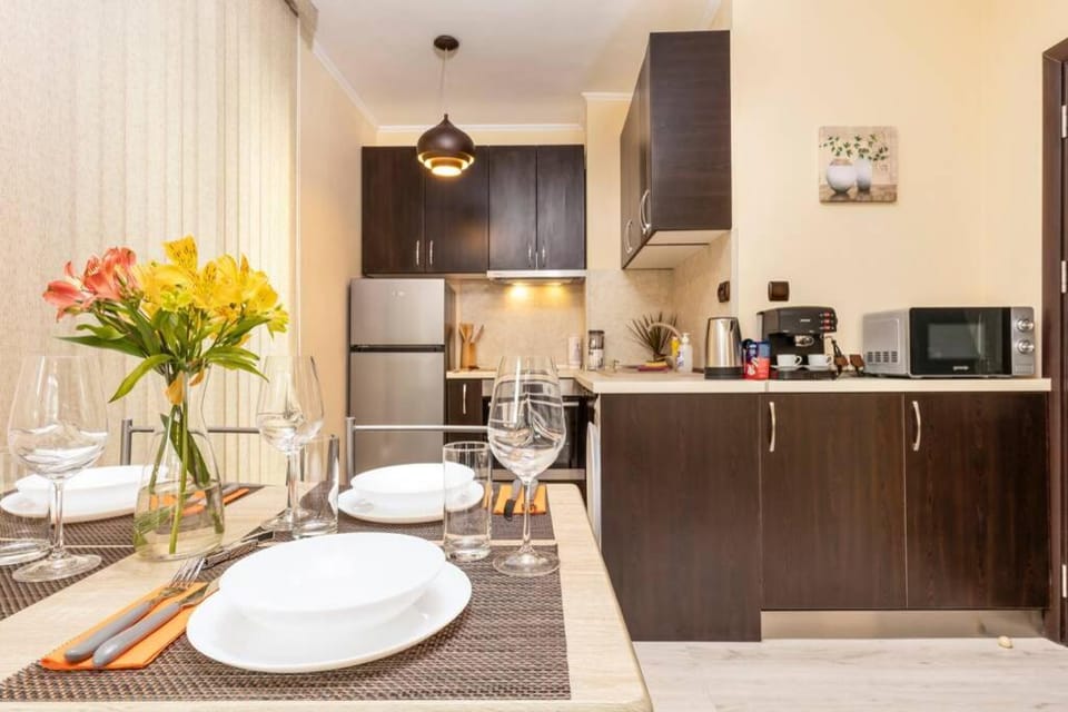 Kitchen or kitchenette, Dining area