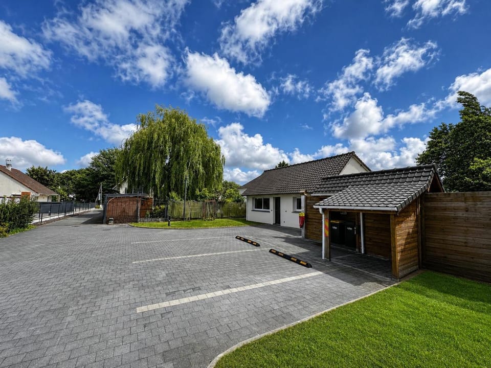 Property building, Street view, Parking