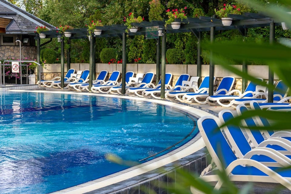 Swimming pool, sunbed