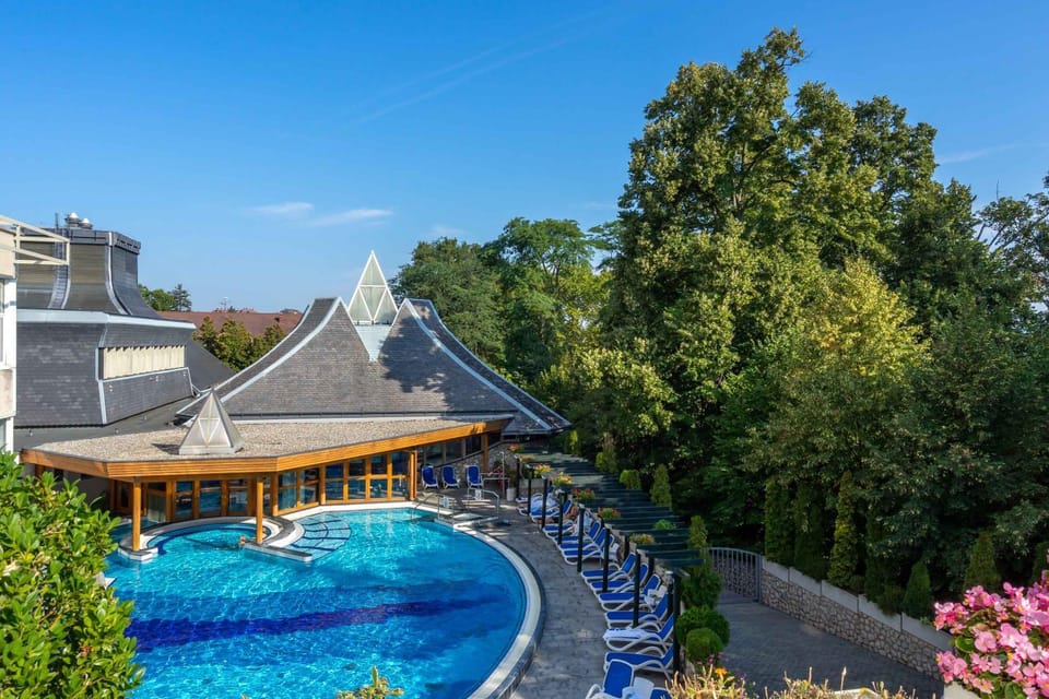 Swimming pool, sunbed