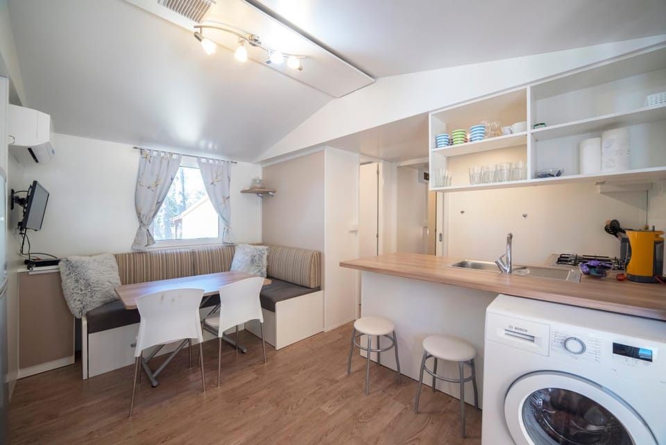 Kitchen or kitchenette, Living room, Seating area, Dining area, washing machine