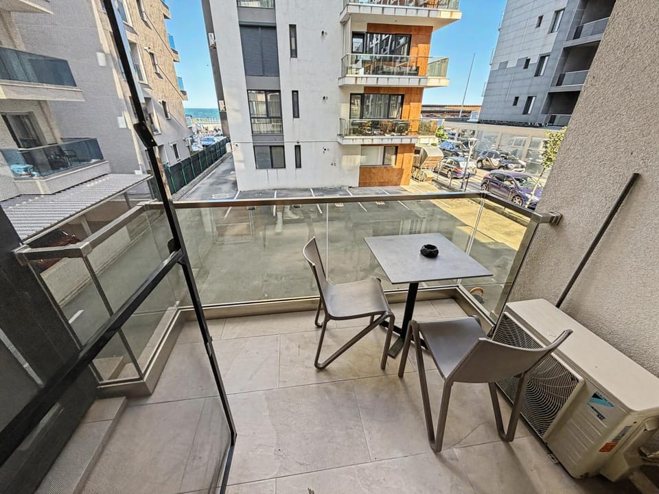 Property building, Patio, Day, View (from property/room), Balcony/Terrace, Living room, Seating area, Dining area, City view, Pool view, Location, Parking, sunbed