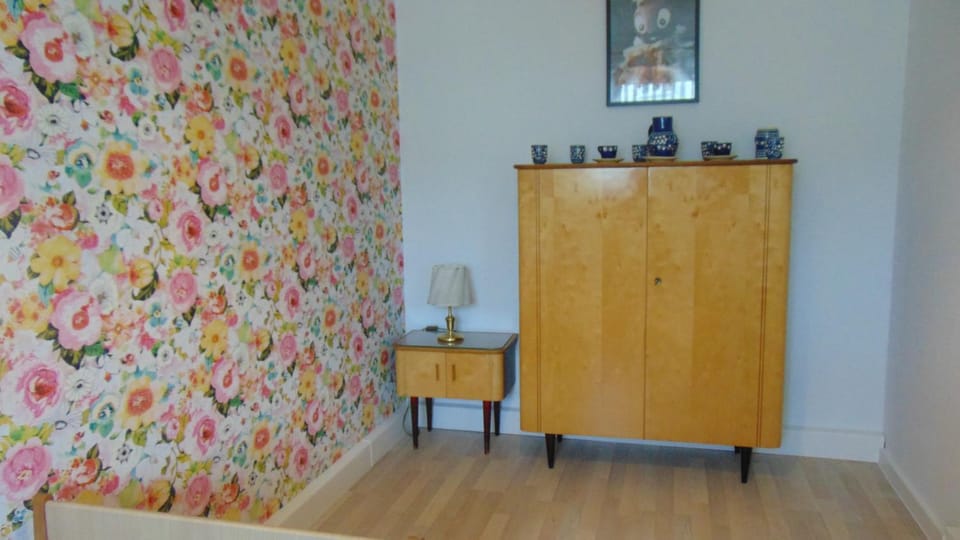 Photo of the whole room, wardrobe