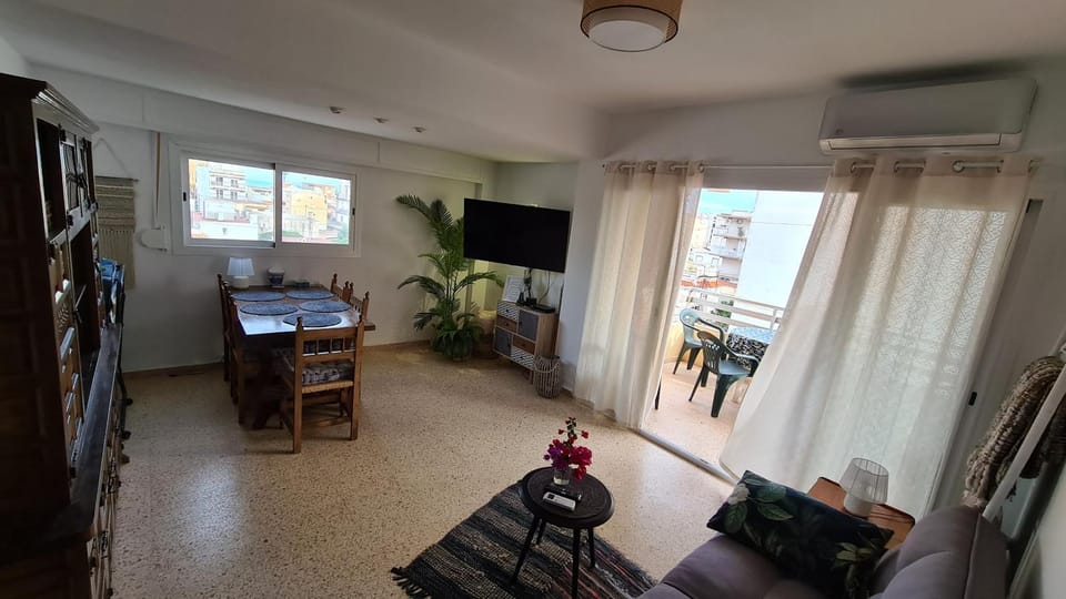 Communal lounge/ TV room, TV and multimedia, Living room, Photo of the whole room, Seating area, Dining area, Evening entertainment, fireplace, air conditioner