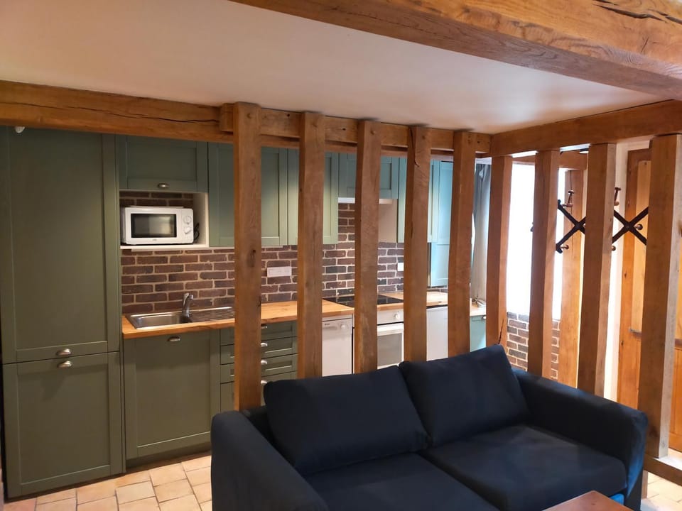 Kitchen or kitchenette, minibar