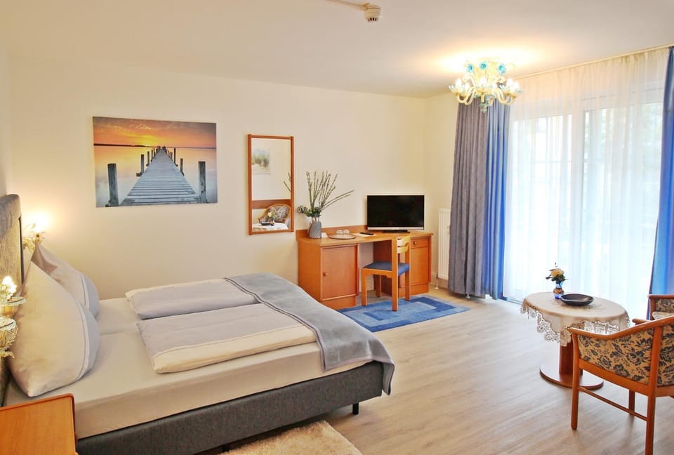 Bed, TV and multimedia, Photo of the whole room, Bedroom