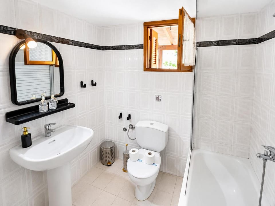 Shower, Toilet, Bathroom, Bath, bidet, towels