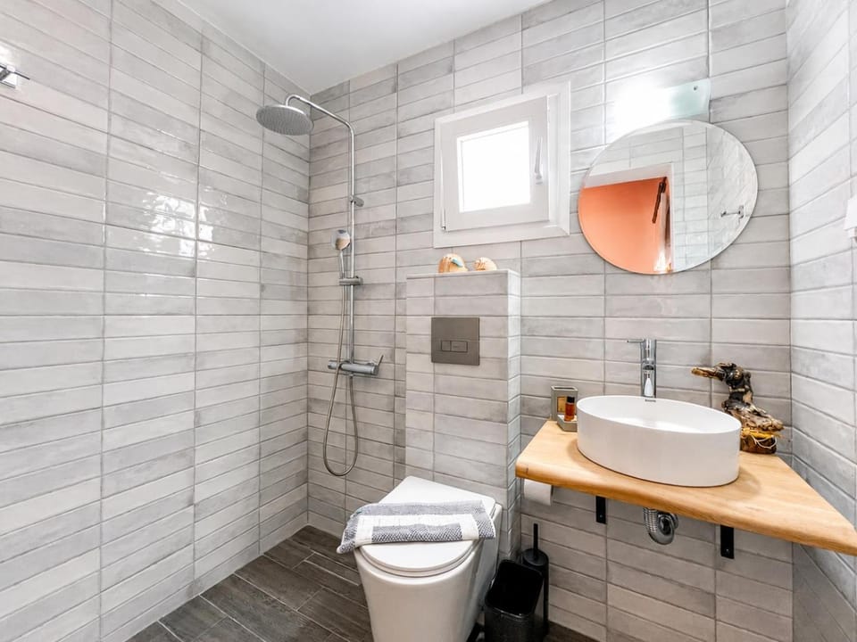 Shower, Toilet, Bathroom, towels