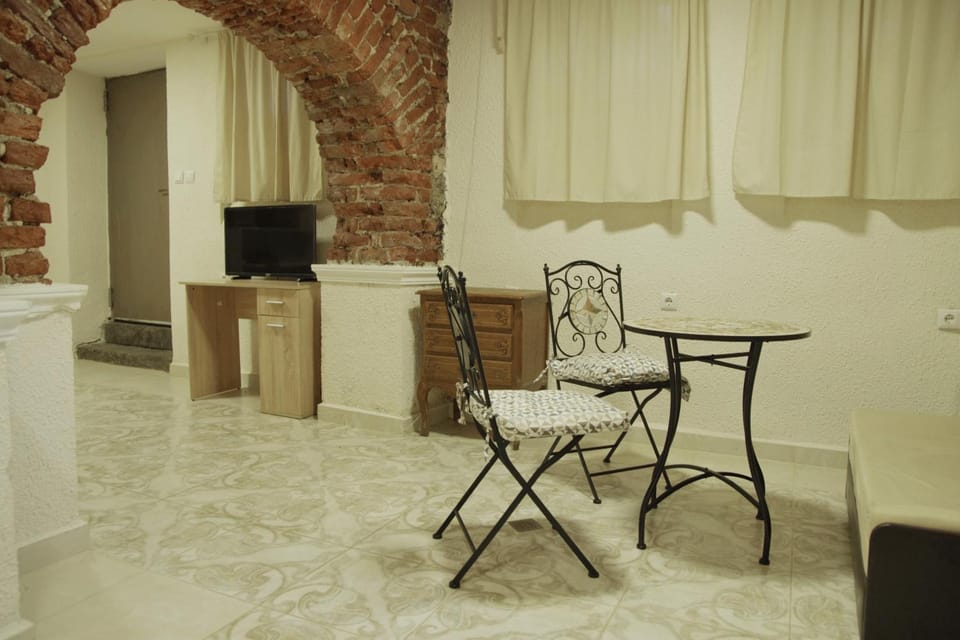 TV and multimedia, Seating area, Dining area