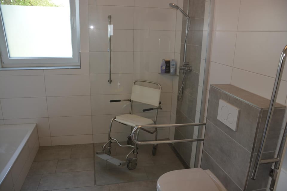 Shower, Bathroom, Facility for disabled guests, acessibility