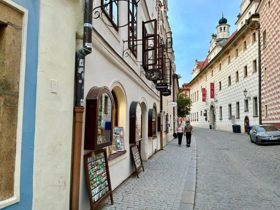 Property building, Neighbourhood, Location