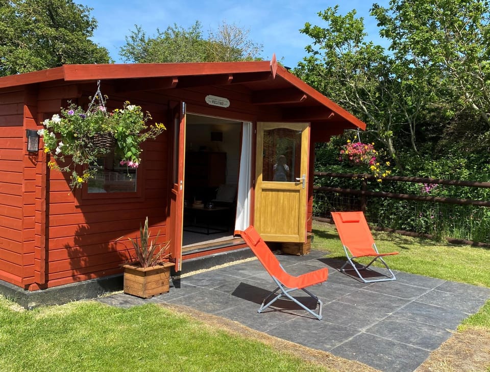 Property building, Patio, Facade/entrance, Garden, Balcony/Terrace, Garden view, sunbed