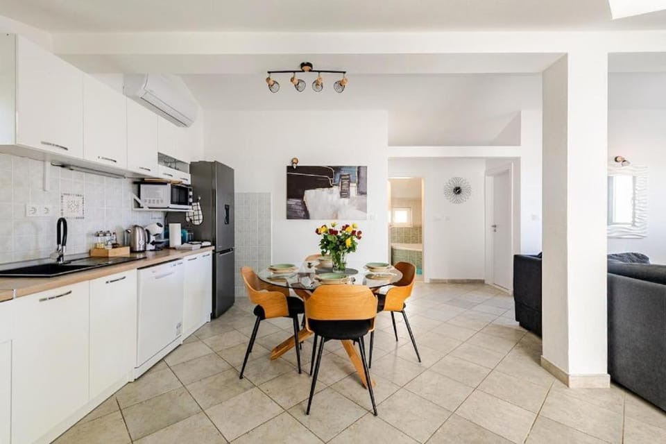 Coffee/tea facilities, Dining area, dishwasher, toaster