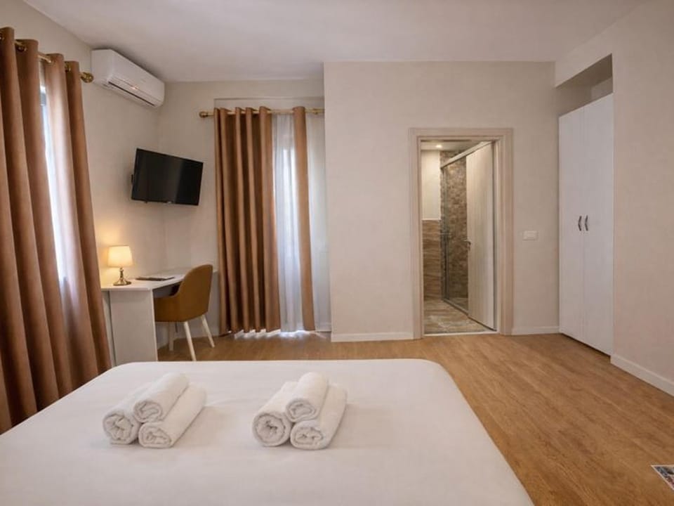 Photo of the whole room, Bedroom