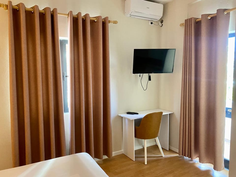 Bed, TV and multimedia, Evening entertainment, Bedroom, air conditioner