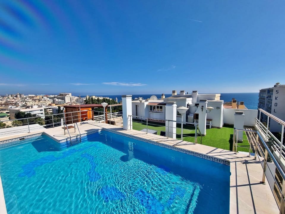 Penthouse with private pool, hot tub jacuzzi with sea views and chill-out zone, close to the sea Apartment in Marbella