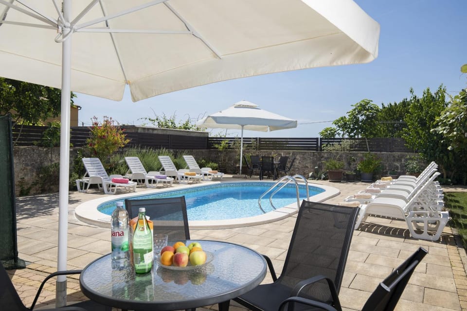 Property building, Patio, Neighbourhood, Natural landscape, Garden, Seating area, Garden view, Garden view, Swimming pool, Location, sunbed