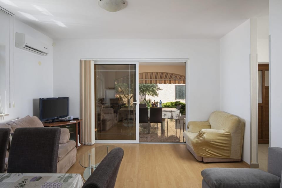 Communal lounge/ TV room, TV and multimedia, Living room, Seating area, Evening entertainment, air conditioner