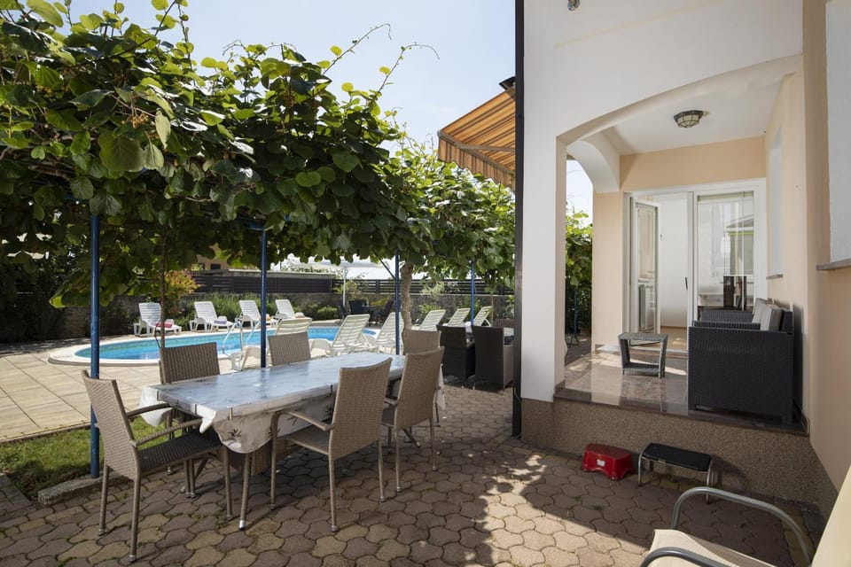 Patio, Communal lounge/ TV room, Day, View (from property/room), Balcony/Terrace, Dining area, Evening entertainment, Pool view, Swimming pool, sunbed