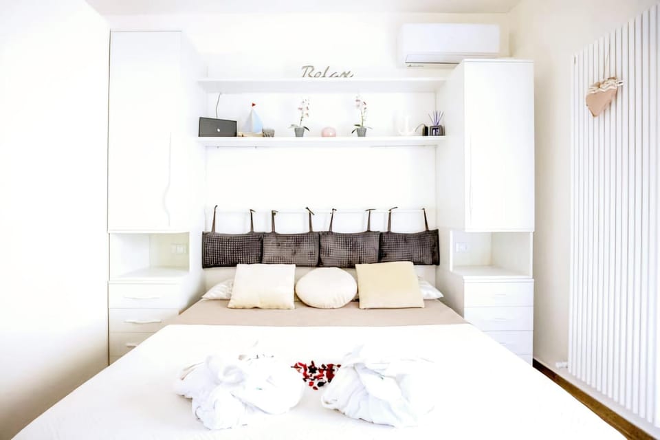 Bed, Photo of the whole room, Bedroom, air conditioner