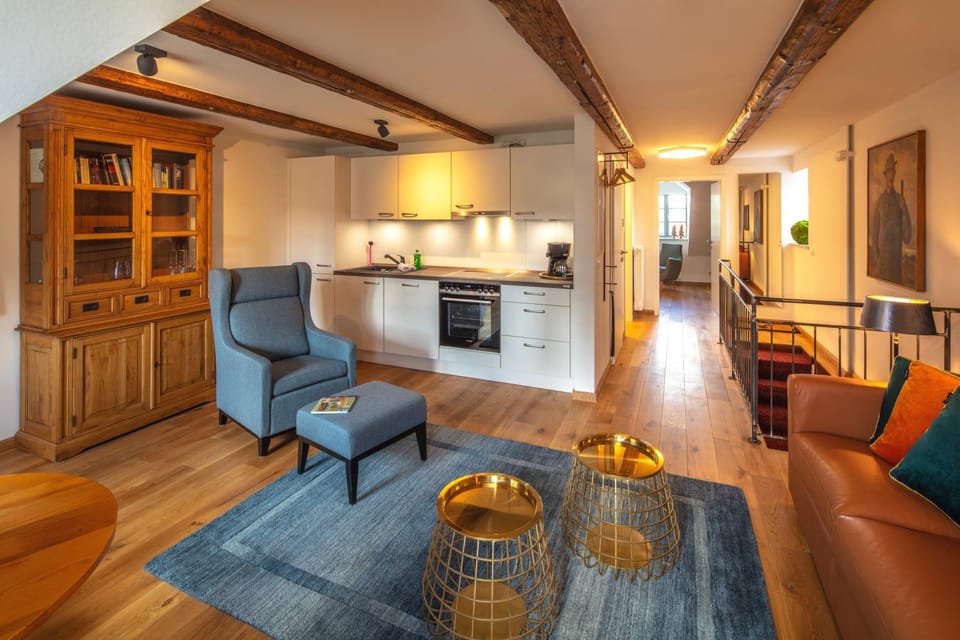 Kitchen or kitchenette, Living room, Seating area, Dining area