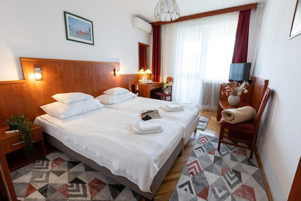 Bed, TV and multimedia, Seating area, towels