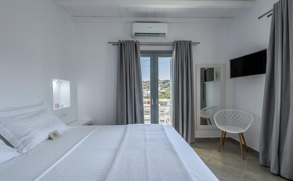 Bed, TV and multimedia, Bedroom
