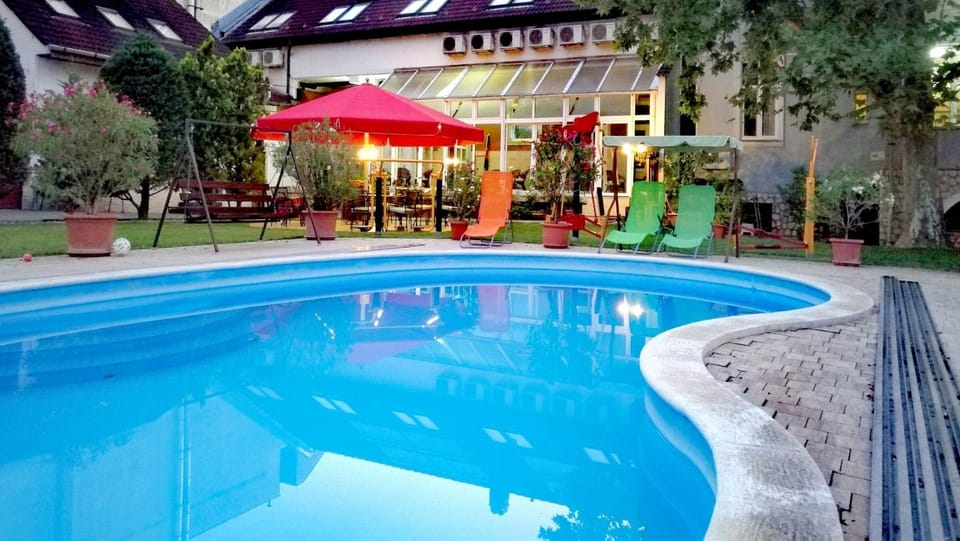 Property building, Garden, Swimming pool, Swimming pool