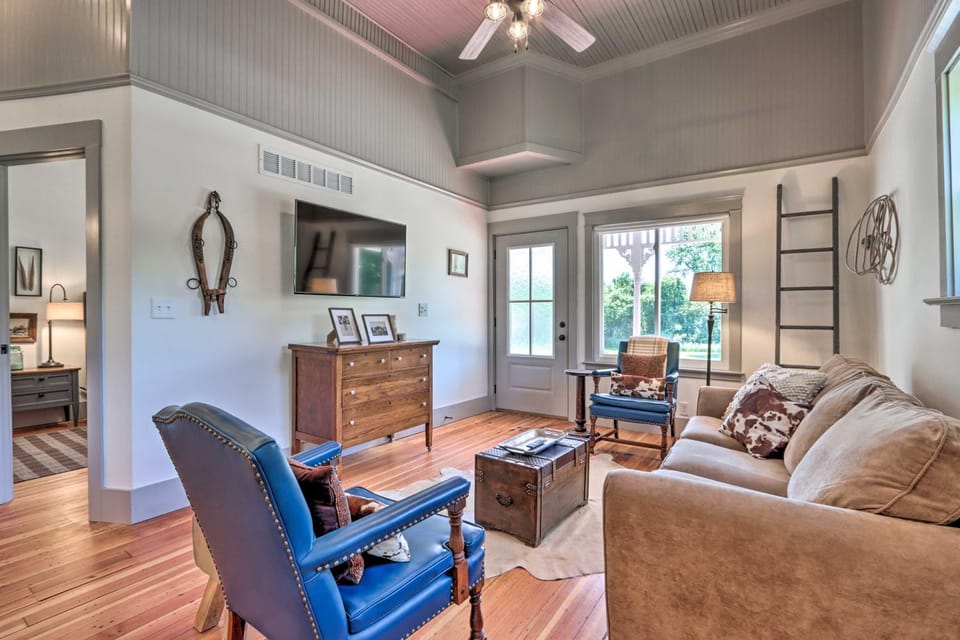 'The Ruebling House': Bright, Modern, & Renovated! Apartment in Ozark Mountains