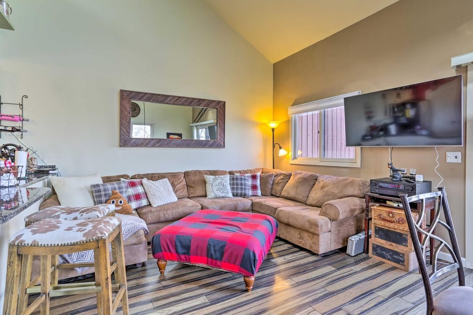 Mountain Creek Condo w/ Grill: Walk to Lifts! House in Vernon Township