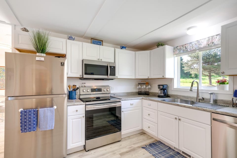 3 Mi to Lake Michigan: ‘The Country Cottage’ House in Torch Lake