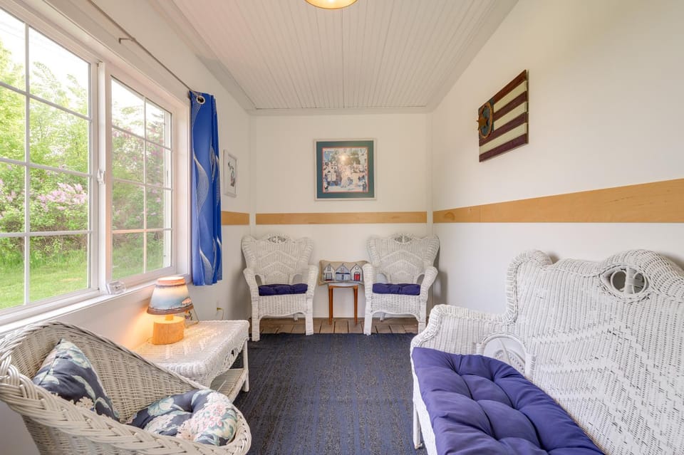 3 Mi to Lake Michigan: ‘The Country Cottage’ House in Torch Lake