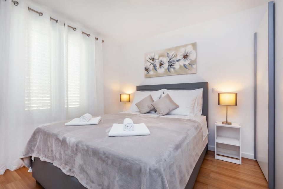Bed, Bedroom, towels